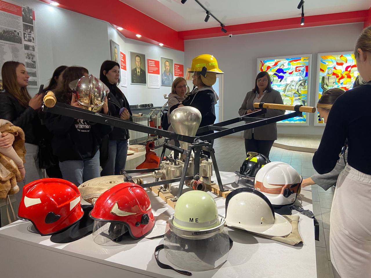 Студенти-журналісти міряють та розглядають шоломи Студенти-журналісти міряють та розглядають шоломи